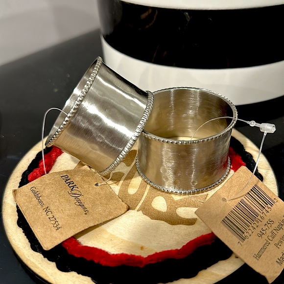 NWT Set of two hammered, Pewter style napkin rings absolutely stunning! - Picture 4 of 4